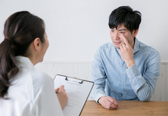 右目を指す男性